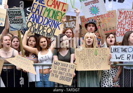 Londres, Royaume-Uni. 25 mai2019. La foule d'élèves entourent College Green, Westminster pour faire entendre leurs opinions pour les médias du monde entier pendant la grève vendredi pour le climat futur, London Crédit : PjrFoto/Alamy Live News Banque D'Images
