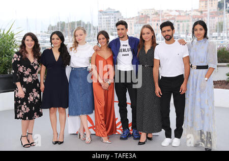 (190524) -- CANNES, Mai 24, 2019 (Xinhua) -- En fonte les membres de 'Mektoub, mon amour : Intermezzo' poser lors d'un photocall au 72e Festival du Film de Cannes, France, le 24 mai 2019. Le film d'Abdellatif Kechiche Directeur 'Mektoub, mon amour : Intermezzo' seront en compétition pour la Palme d'Or avec 20 autres films. (Xinhua/Gao Jing) Banque D'Images