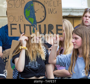 Bournemouth, Dorset, UK. 24 mai 2019. Grève des jeunes se rassemblent dans les 4 carrés de Bournemouth avec leurs messages sur le changement climatique, avant de marcher à l'hôtel de ville. Fusion d'arrêt notre avenir signe. Credit : Carolyn Jenkins/Alamy Live News Banque D'Images