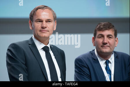 Berlin, Deutschland. 14 mai, 2019. De gauche à droite : Oliver Blume (VW, gestion de marque, Groupe AoSport et luxe, Aò, Président de gestion Dr. Ing. hc F. Porsche AG) et Gunnar KILIAN (la direction de VW, de l'unité commerciale, AoPersonal, Aò) Volkswagen AG - Assemblée Générale annuelle dans le jeux CityCube à Berlin, Allemagne le 14.05.2019. ¬ | Conditions de crédit dans le monde entier : dpa/Alamy Live News Banque D'Images