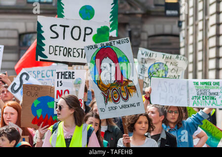 Glasgow, Ecosse, Royaume-Uni. 24 mai, 2019. Grève de la jeunesse 4 Climat manifestation des étudiants. Les étudiants de tout le Royaume-Uni protestent contre le changement climatique et le manque d'action par le gouvernement. Credit : Skully/Alamy Live News Banque D'Images