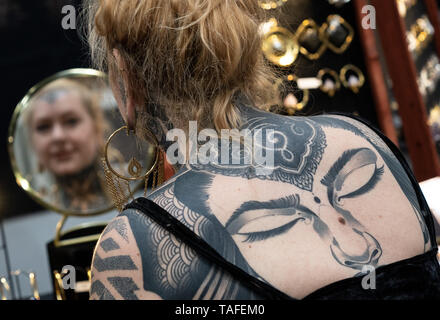 24 mai 2019, en Rhénanie du Nord-Westphalie, Dortmund : 'Anka Miau' porte un grand visage tatoué sur son dos. Artistes tattoo & piercing montrer leurs compétences dans deux salles d'exposition sur plus de 12 000 mètres carrés. Selon les organisateurs, de tatouages commémorative l'époque des mines dans la région de la Ruhr sont parmi les thèmes tendance cette année. Photo : Bernd Thissen/dpa Banque D'Images