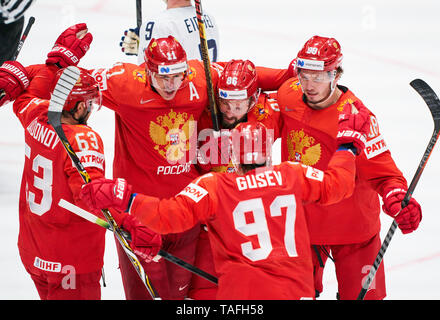 Nikita KUCHEROV, RUS 86 (LNH le Lightning de Tampa Bay) Mikhail SERGACHYOV, RUS 98 célèbre son but, heureux, rire, fête, Evgueni MALKIN, RUS 11 Nikita GOUSSEV, RUS 97 Russie - USA 4-3 Russie - USA Quart de finale AUX CHAMPIONNATS DU MONDE DE HOCKEY à Bratislava, Slovaquie, Slovaquie, 23 mai 2019, de la saison 2018/2019, © Peter Schatz / Alamy Live News Banque D'Images