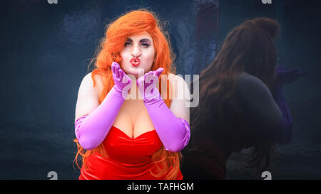 ExCel London, UK - 24 mai 2019. Une cosplayeuse habillée pour impressionner a beaucoup de plaisir de poser dans son costume de lapin Jessica, complet avec l'actif important le personnage est célèbre pour. Un groupe de dames dans League of Legends ont le plaisir de poser d'une tempête. Des milliers de cosplayeurs, les joueurs et les amateurs de cinéma et de télévision de fantaisie et sci fi en costumes se rassembler le jour de l'ouverture de ExCel London au Comicon de GCM. Credit : Imageplotter/Alamy Live News Banque D'Images