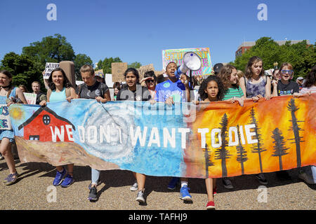 24 mai 2019 - Washingon, District of Columbia, États-Unis - Étudiants de la Maison Blanche à la Cour suprême des États-Unis pour soutenir le Green New Deal et passer le changement climatique Loi sur l'Éducation le 24 mai 2019 à Washington, D.C. Les étudiants de partout dans le monde manifestent pour la sensibilisation au changement climatique aujourd'hui. (Crédit Image : © VogelZUMA Leigh fil) Banque D'Images