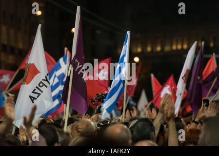 Athènes, Grèce. 24 mai 2019. SYRIZA supporters agitent des drapeaux qu'ils assister au discours de leur chef de parti, Alexis Tsipras. Quelques milliers réunis devant le Parlement pour la partie principale du rassemblement pré-électoral comme ils vont voter pour le Parlement européen et les municipalités le 26 mai. © Nikolas Georgiou / Alamy Live News Banque D'Images