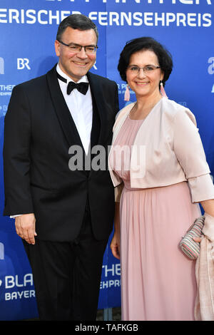 Munich, Allemagne. 24 mai, 2019. Florian HERRMANN (CSU) politicien avec femme Renate. Tapis rouge, tapis rouge, prix de la télévision bavaroise 2019 sur 24.05.2019. Utilisation dans le monde entier | Credit : dpa/Alamy Live News Banque D'Images