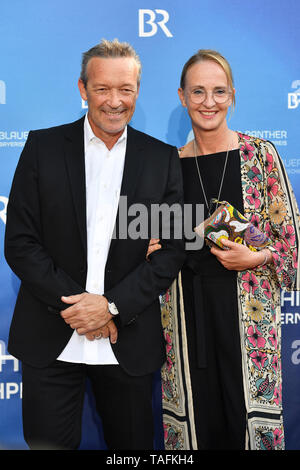 Munich, Allemagne. 24 mai, 2019. Michael ROLL (acteur), avec accompagnateur femelle Tapis Rouge, tapis rouge, prix de la télévision bavaroise 2019 sur 24.05.2019. Utilisation dans le monde entier | Credit : dpa/Alamy Live News Banque D'Images