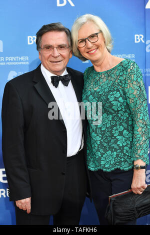 Munich, Allemagne. 24 mai, 2019. Elmar WEPPER (acteur), avec son épouse Anita. Tapis rouge, tapis rouge, prix de la télévision bavaroise 2019 sur 24.05.2019. Utilisation dans le monde entier | Credit : dpa/Alamy Live News Banque D'Images