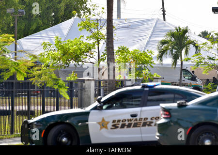 Fort Lauderdale, Floride, USA. 24 mai, 2019. Hamid Ould-Rouis qui était âgé de 58 ans a été tué après avoir été abattu par des policiers. Un U.S. Marshal a déclaré que le suspect est recherché pour tentative de meurtre. Quand il est sorti de son véhicule dans le stationnement, il tenait une arme à feu qui est à ce moment que les membres du groupe de travail tourné et l'a tué dans le stationnement. Les tireurs d'un véhicule VW a ensuite été retiré de la mosquée avec shot out windows. Credit : tempêtes Media Group/Alamy Live News Banque D'Images