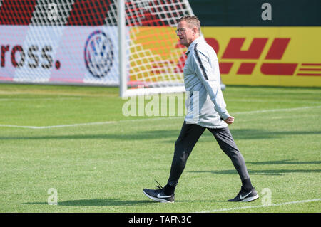 Berlin, Allemagne. 24 mai, 2019. L'entraîneur-chef de Leipzig s'occupe de Ralf Rangnick une session de formation pour le prochain match de finale de la coupe d'Allemagne entre RB Leipzig et le FC Bayern Munich à Leipzig, Allemagne, le 24 mai 2019. Crédit : Kevin Voigt/Xinhua/Alamy Live News Banque D'Images