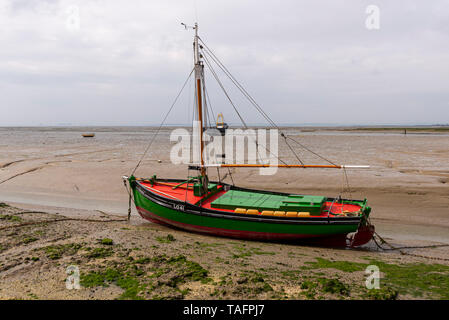 Endeavour est un bateau de pêche Cockle Bawley construit en 1926 pour pêcher les coques dans l'estuaire de la Tamise. Le 31 mai 1940, Endeavour avec son équipage et cinq autres bawleys Leigh Cockle (Renown, reliant, Leticia, Resolute et Defender) partent pour Dunkerque dans le cadre de l'opération Dynamo pour aider à l'évacuation des troupes des plages. Endeavour a été endommagé et la renommée perdue avec l'équipage. Depuis sa restauration, Endeavour a subi un entretien hivernal et vient de quitter la cale sèche à Leigh on Sea, Essex, Royaume-Uni prêt à naviguer pour les événements anniversaire Banque D'Images