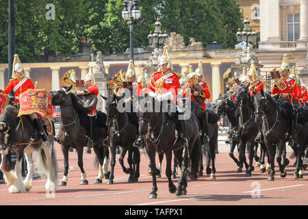 Westminster, London, UK. 25 mai, 2019. Soldats et chevaux de la division des ménages, prendre part à l'examen des principales le long du Mall à l'extérieur du palais de Buckingham, le premier de deux défilés en avant de la Parade du Queen's Parade couleur anniversaire en juin. Credit : Imageplotter/Alamy Live News Banque D'Images