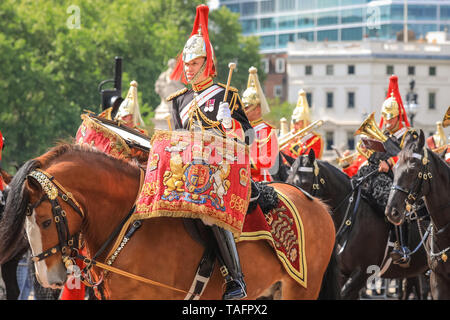 Westminster, London, UK. 25 mai, 2019. Soldats et chevaux de la division des ménages, prendre part à l'examen des principales le long du Mall à l'extérieur du palais de Buckingham, le premier de deux défilés en avant de la Parade du Queen's Parade couleur anniversaire en juin. Credit : Imageplotter/Alamy Live News Banque D'Images