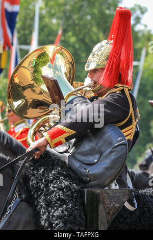 Westminster, London, UK. 25 mai, 2019. Soldats et chevaux de la division des ménages, prendre part à l'examen des principales le long du Mall à l'extérieur du palais de Buckingham, le premier de deux défilés en avant de la Parade du Queen's Parade couleur anniversaire en juin. Credit : Imageplotter/Alamy Live News Banque D'Images