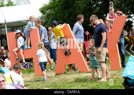 Hay Festival, Hay on Wye, Powys, Wales, UK - Samedi 25 mai 2019 - Les visiteurs profiter de la chaleur du soleil sur les pelouses du Festival entre les événements et les haut-parleurs au début au jour 3 de ce festival. Photo Steven Mai / Alamy Live News Banque D'Images