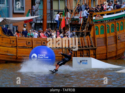 Gloucester, Gloucestershire, Royaume-Uni, 25 mai 2019. Le 10e festival des Grands Voiliers de Gloucester commence aujourd'hui. annoncée comme une journée remplie de plaisir pour toute la famille. Le Harbourside est pleine d'artistes, chanteurs de marin, historique de reconstitution historique et bien sûr, les pirates. Les vraies stars sont bien sûr les grands voiliers, ainsi appelé en raison de leur gréement traditionnel. Crédit : Mr Standfast/Alamy Live News Banque D'Images