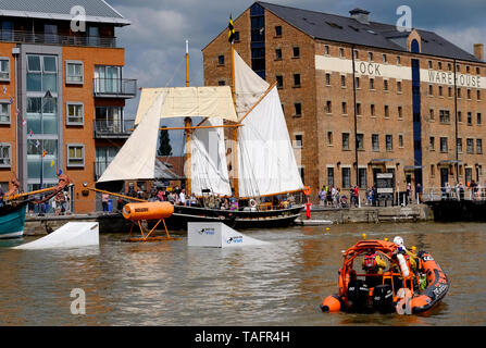 Gloucester, Gloucestershire, Royaume-Uni, 25 mai 2019. Le 10e festival des Grands Voiliers de Gloucester commence aujourd'hui. annoncée comme une journée remplie de plaisir pour toute la famille. Le Harbourside est pleine d'artistes, chanteurs de marin, historique de reconstitution historique et bien sûr, les pirates. Les vraies stars sont bien sûr les grands voiliers, ainsi appelé en raison de leur gréement traditionnel. Crédit : Mr Standfast/Alamy Live News Banque D'Images