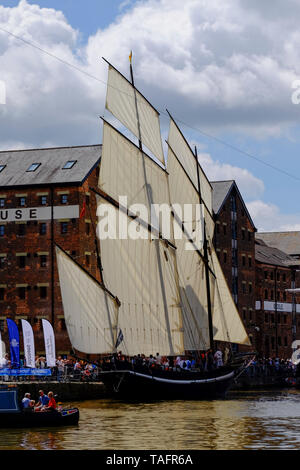Gloucester, Gloucestershire, Royaume-Uni, 25 mai 2019. Le 10e festival des Grands Voiliers de Gloucester commence aujourd'hui. annoncée comme une journée remplie de plaisir pour toute la famille. Le Harbourside est pleine d'artistes, chanteurs de marin, historique de reconstitution historique et bien sûr, les pirates. Les vraies stars sont bien sûr les grands voiliers, ainsi appelé en raison de leur gréement traditionnel. Crédit : Mr Standfast/Alamy Live News Banque D'Images