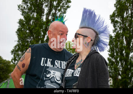 Morecambe, UK 25 Mai, 2019. Dave & fille Kaz de Oldham au Morecambe Nice n Sleazy punk & ska festival 2019 événement. Ce petit, maximum punk/ska/new wave festival est basée à l'Trimpell Sports et Club Social. La gamme comprend plus de 70 groupes punk et ska rock alternatif. Credit : MediaWorldImages/Alamy Live News Crédit : MediaWorldImages/Alamy Live News Banque D'Images