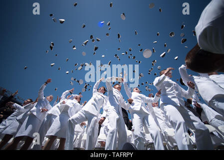 Annapolis, États-Unis d'Amérique. 24 mai, 2019. Les diplômés de l'Académie navale américaine lancent leurs chapeaux en l'air après la remise des diplômes 2019 Cérémonie de mise en service et dans le Navy-Marine Corps Memorial Stadium le 24 mai 2019 à Baltimore, Maryland. Credit : Planetpix/Alamy Live News Banque D'Images