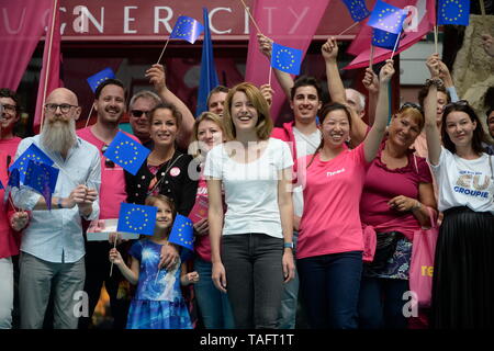 Vienne, Autriche. 25th mai 2019. Discute avec les candidats de l'UE le samedi 25th mai 2019 dans la ville de Lugner à Vienne. L'image montre le candidat européen de la NEOS (Nouvelle-Autriche) (au milieu en face) Claudia Gamon. Credit: Franz PERC / Alamy Live News Banque D'Images