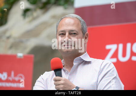 Vienne, Autriche. 25th mai 2019. Discussion avec les candidats de l'UE le samedi 25th mai 2019 dans la ville de Lugner à Vienne. La photo montre le candidat européen Andreas Schieder SPÖ (Parti social-démocrate Autriche). Credit: Franz PERC / Alamy Live News Banque D'Images