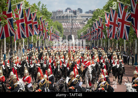 Le Mall, Londres, Royaume-Uni. 25 mai 2019. 1450 soldats de la Division des ménages et la troupe du Roi Royal Horse Artillery, avec jusqu'à 400 musiciens de la parade des musiques sur Horse Guards pour le premier des deux examens officiels avant la parade la couleur le 8 juin 2019 et inspectés par le Major-général Ben Bathurst CBE, le général commandant la division des ménages. De droit : Canada Household Cavalry retour des troupes de l'examen. Credit : Malcolm Park/Alamy Live News. Banque D'Images