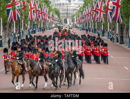 Le Mall, Londres, Royaume-Uni. 25 mai 2019. 1450 soldats de la Division des ménages et la troupe du Roi Royal Horse Artillery, avec jusqu'à 400 musiciens de la parade des musiques sur Horse Guards pour le premier des deux examens officiels avant la parade la couleur le 8 juin 2019 et inspectés par le Major-général Ben Bathurst CBE, le général commandant la division des ménages. Credit : Malcolm Park/Alamy Live News. Banque D'Images