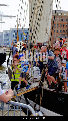 Gloucester, Gloucestershire, Royaume-Uni, 25 mai 2019. Le 10e festival des Grands Voiliers de Gloucester commence aujourd'hui. annoncée comme une journée remplie de plaisir pour toute la famille. Le Harbourside est pleine d'artistes, chanteurs de marin, historique de reconstitution historique et bien sûr, les pirates. Les vraies stars sont bien sûr les grands voiliers, ainsi appelé en raison de leur gréement traditionnel. Crédit : Mr Standfast/Alamy Live News Banque D'Images