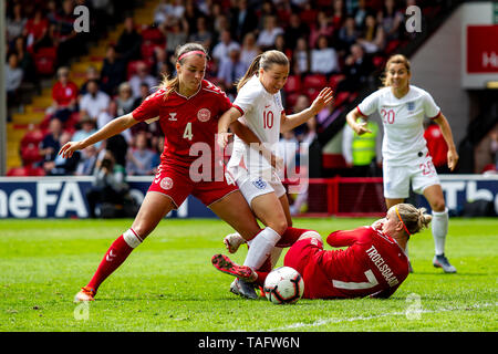 WALSALL, Angleterre le 25 mai Fran Kirby de l'Angleterre est abordé par Sanne Troelsgaard Laentver Sevecke Rikke et du Danemark au cours de la match amical entre l'Angleterre et le Danemark les femmes Les femmes dans les banques's Stadium, Walsall le samedi 25 mai 2019. (Crédit : Alan Hayward | MI News) Credit : MI News & Sport /Alamy Live News Crédit : MI News & Sport /Alamy Live News Crédit : MI News & Sport /Alamy Live News Crédit : MI News & Sport /Alamy Live News Crédit : MI News & Sport /Alamy Live News Crédit : MI News & Sport /Alamy Live News Banque D'Images