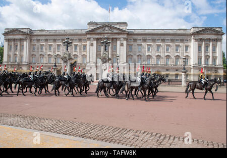 Buckingham Palace, London, UK. 25 mai 2019. Les troupes de cavalerie de famille monté sur le défilé à l'extérieur de Buckingham Palace avant le premier des deux examens officiels avant la parade la couleur le 8 juin 2019 et inspectés par le Major-général Ben Bathurst CBE, le général commandant la division des ménages. Credit : Malcolm Park/Alamy Live News. Banque D'Images