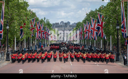 Le Mall, Londres, Royaume-Uni. 25 mai 2019. 1450 soldats de la Division des ménages et la troupe du Roi Royal Horse Artillery, avec jusqu'à 400 musiciens de la parade des musiques sur Horse Guards pour le premier des deux examens officiels avant la parade la couleur le 8 juin 2019 et inspectés par le Major-général Ben Bathurst CBE, le général commandant la division des ménages. Credit : Malcolm Park/Alamy Live News. Banque D'Images