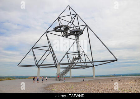 Bottrop, Allemagne - 29 juillet 2018 : les gens marcher sur la décharge de la mine dans le tétraèdre à Bottrop. La structure en acier, un exemple de l'architecture, l'alternative est une attraction touristique populaire. Banque D'Images