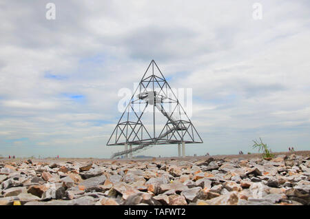 La photographie au niveau du sol du tétraèdre à Bottrop, Allemagne prises sur une journée d'été. La structure en acier pied sous la forme d'un tétraèdre construit sur une mine dump est populaire auprès des touristes. Banque D'Images