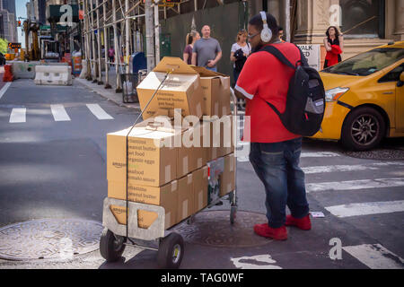 Un chariot chargé d'achats auprès de Amazon Fresh dans le quartier de Tribeca de New York le samedi 18 mai, 2019. (Â©Â Richard B. Levine) Banque D'Images