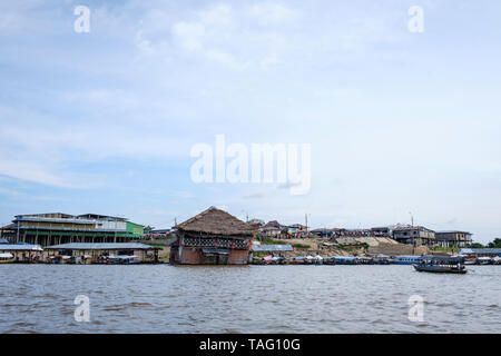 Vue générale de la Bellavista Nanay Port sur Iquitos en Amazonie péruvienne, Maynas Province, département de Loreto, Pérou Banque D'Images