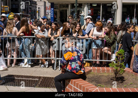 000 de David Dobrik fans line jusqu'à New York l'attente pour entrer dans le David Dobrik pop-up shop le samedi 18 mai, 2019. Le magasin a été ouvert uniquement pour les deux jours de la vente des marchandises. Dobrik Dobrik est une personnalité YouTube, chef d'une une série de vidéos créées par l'Escouade de vlog. (© Richard B. Levine) Banque D'Images