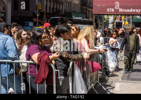 000 de David Dobrik fans line jusqu'à New York l'attente pour entrer dans le David Dobrik pop-up shop le samedi 18 mai, 2019. Le magasin a été ouvert uniquement pour les deux jours de la vente des marchandises. Dobrik Dobrik est une personnalité YouTube, chef d'une une série de vidéos créées par l'Escouade de vlog. (Â© Richard B. Levine) Banque D'Images