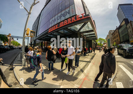 Des centaines de passionnés de foule et la queue le nouveau marché d'Essex dans le Lower East Side de New York sur son premier week-end, Samedi, 18 mai, 2019. Le nouveau marché remplace l'ancienne Essex Street Market qui remonte à LaGuardia maire qui a créé les marchés pour retirer les vendeurs pushcart hors de la rue. Les commerçants du marché fermé maintenant ont déplacé plus et sont rejoints par de nombreux anciens combattants food hall et les gamins. (© Richard B. Levine) Banque D'Images