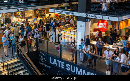 Des centaines de passionnés de foule et la queue le nouveau marché d'Essex dans le Lower East Side de New York sur son premier week-end, Samedi, 18 mai, 2019. Le nouveau marché remplace l'ancienne Essex Street Market qui remonte à LaGuardia maire qui a créé les marchés pour retirer les vendeurs pushcart hors de la rue. Les commerçants du marché fermé maintenant ont déplacé plus et sont rejoints par de nombreux anciens combattants food hall et les gamins. (© Richard B. Levine) Banque D'Images