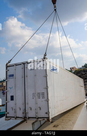 Le chargement des conteneurs sur un ferry au Puerto Henry sur Amazon River à Iquitos, Pérou, département de Loreto Banque D'Images