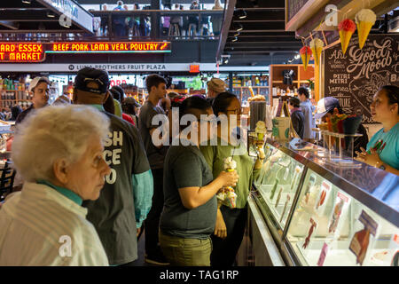 Des centaines de passionnés de foule et la queue le nouveau marché d'Essex dans le Lower East Side de New York sur son premier week-end, Samedi, 18 mai, 2019. Le nouveau marché remplace l'ancienne Essex Street Market qui remonte à LaGuardia maire qui a créé les marchés pour retirer les vendeurs pushcart hors de la rue. Les commerçants du marché fermé maintenant ont déplacé plus et sont rejoints par de nombreux anciens combattants food hall et les gamins. (Â© Richard B. Levine) Banque D'Images