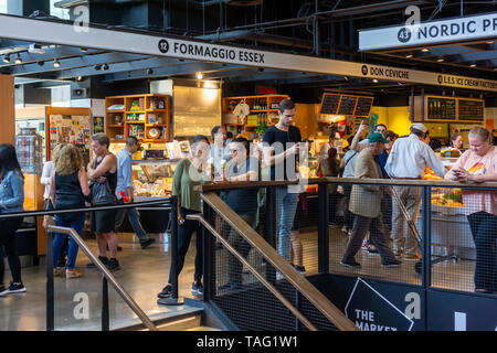 Des centaines de passionnés de foule et la queue le nouveau marché d'Essex dans le Lower East Side de New York sur son premier week-end, Samedi, 18 mai, 2019. Le nouveau marché remplace l'ancienne Essex Street Market qui remonte à LaGuardia maire qui a créé les marchés pour retirer les vendeurs pushcart hors de la rue. Les commerçants du marché fermé maintenant ont déplacé plus et sont rejoints par de nombreux anciens combattants food hall et les gamins. (Â© Richard B. Levine) Banque D'Images