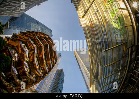 Des hordes de visiteurs affluent à Hudson Yards et le navire à New York le mardi, Mai 21, 2019. Les détaillants, y compris le magasin Neiman Marcus, ont ouvert leurs boutiques dans le développement qui a été construit sur une plate-forme sur le côté ouest un triage ferroviaire. Bureau, habitation, l'espace public et espace de vente au détail représentent la première étape dans ce qui est sans doute le plus coûteux projet de construction jamais construit aux États-Unis (© Richard B. Levine) Banque D'Images