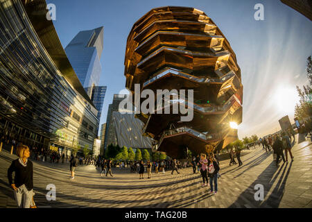 Des hordes de visiteurs affluent à Hudson Yards et le navire à New York le mardi, Mai 21, 2019. Les détaillants, y compris le magasin Neiman Marcus, ont ouvert leurs boutiques dans le développement qui a été construit sur une plate-forme sur le côté ouest un triage ferroviaire. Bureau, habitation, l'espace public et espace de vente au détail représentent la première étape dans ce qui est sans doute le plus coûteux projet de construction jamais construit aux États-Unis (© Richard B. Levine) Banque D'Images