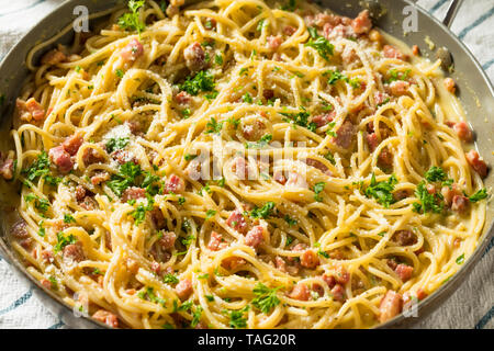 Les pâtes Carbonara Maison salé avec des oeufs et Pancetta Banque D'Images