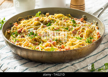 Les pâtes Carbonara Maison salé avec des oeufs et Pancetta Banque D'Images