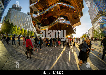 Des hordes de visiteurs affluent à Hudson Yards et le navire à New York le mardi, Mai 21, 2019. Les détaillants, y compris le magasin Neiman Marcus, ont ouvert leurs boutiques dans le développement qui a été construit sur une plate-forme sur le côté ouest un triage ferroviaire. Bureau, habitation, l'espace public et espace de vente au détail représentent la première étape dans ce qui est sans doute le plus coûteux projet de construction jamais construit aux États-Unis (© Richard B. Levine) Banque D'Images