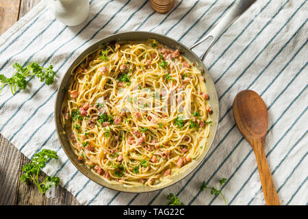 Les pâtes Carbonara Maison salé avec des oeufs et Pancetta Banque D'Images